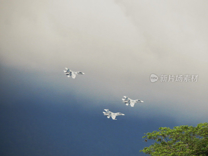 苏霍伊Su 30MK2战斗机在加拉加斯上空飞行